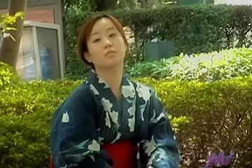 Sharking video shows a Japanese chick in a kimono in a park - porn video
