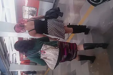 BAJO LA FALDA EN EL METRO REAL - porn video