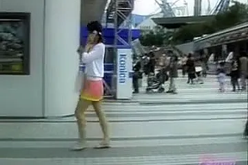 Skirt sharking in action exposed her cute pink panties - porn video