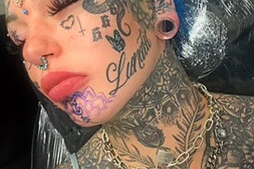 Amber Luke Getting a Chin Tattoo - porn video