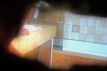 I caught my pretty guest taking the shower in bathroom - porn video