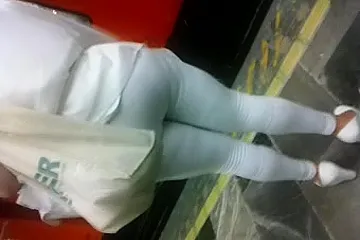 Mallones blancos de una Madura en el metro - porn video
