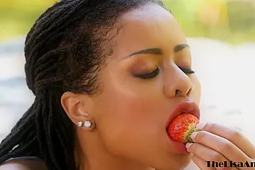 Ebony Kira Noir has erotic lesbian experience with Lisa Ann - porn video