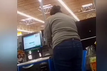 Sexy ass on brunnete milf in jeans at self checkout - porn video
