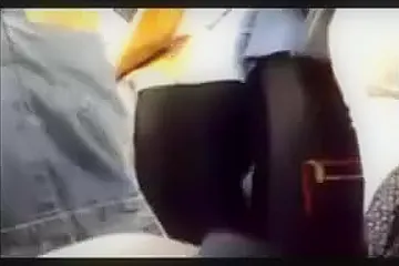 turk kizinin poposuna otobuste dayiyor - porn video