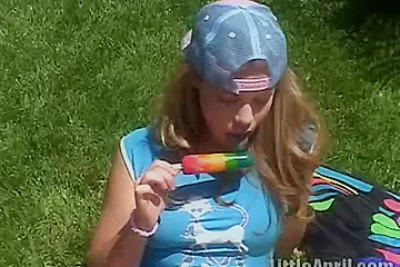 teen rubbing her clit outdoors (18+) - porn video