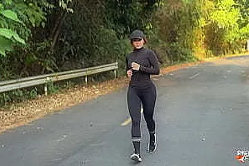 Sweetie Fox In Met A Stranger On A Morning Run And Fucked Her - porn video