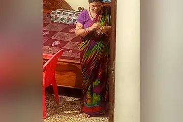 Aunty caught red handed on camera while changing dress. - porn video