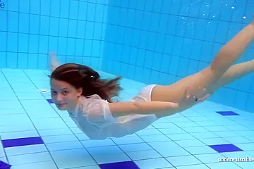 Pink Pussy Babe Undressing Underwater - porn video