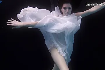 Andrejka Demonstrating Sexy Body In Artistic Underwater Photoshoot - porn video