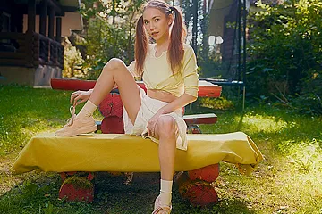 Cutie orgasms on a bench - porn video