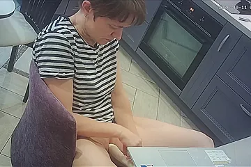 Woman caught on kitchen - porn video